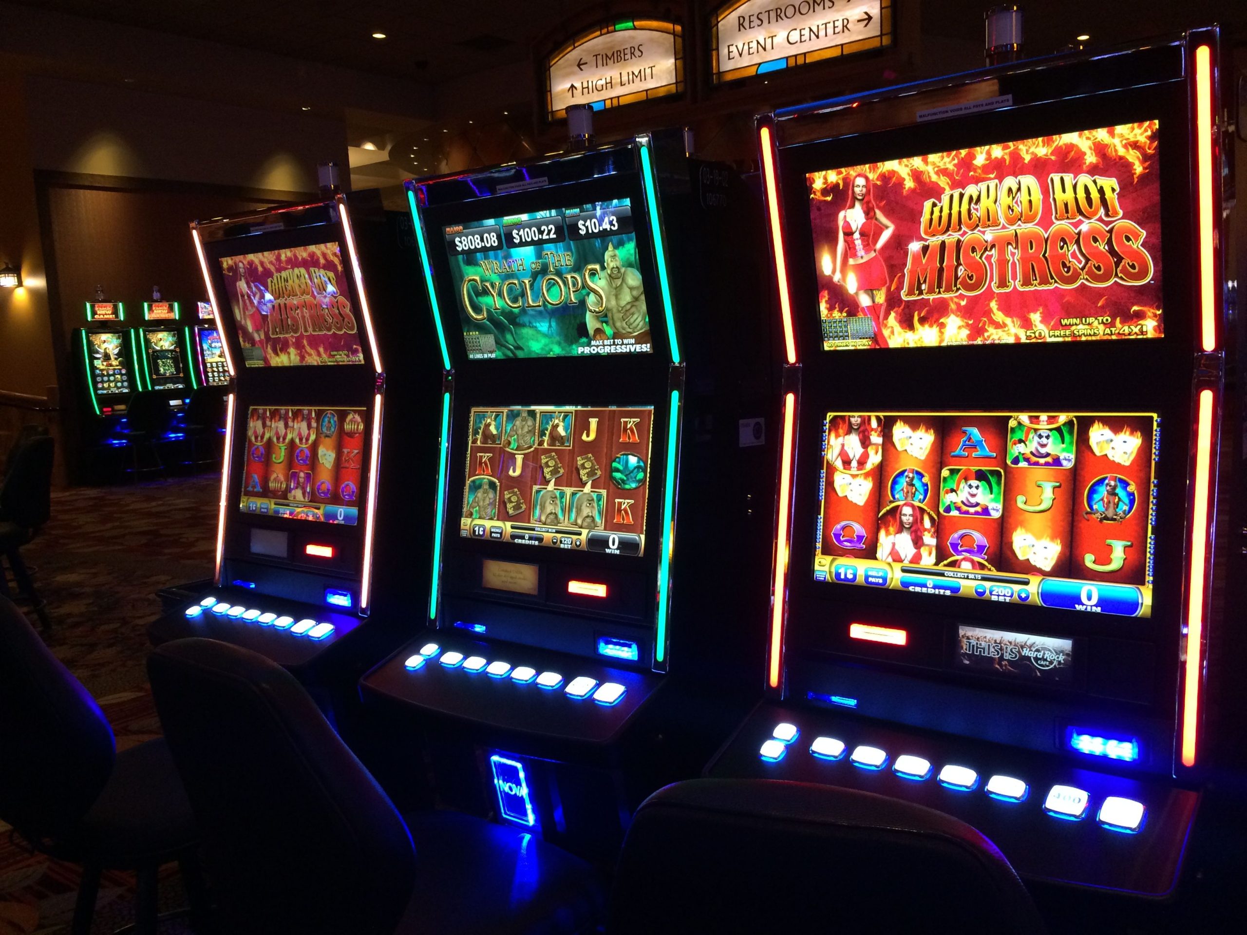 Playing online slots with a variety of paylines increases your odds of winning.